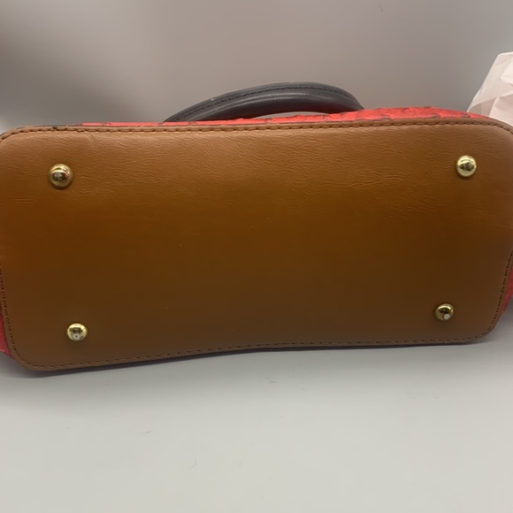 London Fog Zipper closure shoulder bag - Picture 8 of 8